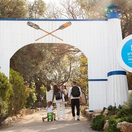 Travel Hotel Gesher Haziv Bagian luar foto