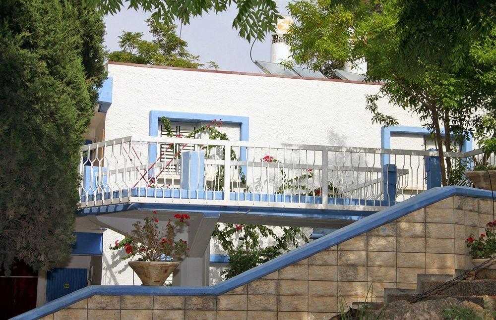 Travel Hotel Gesher Haziv Bagian luar foto