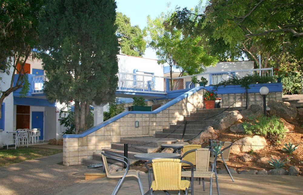 Travel Hotel Gesher Haziv Bagian luar foto
