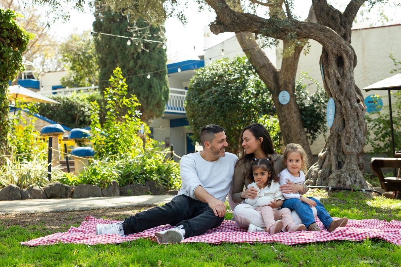 Travel Hotel Gesher Haziv Bagian luar foto