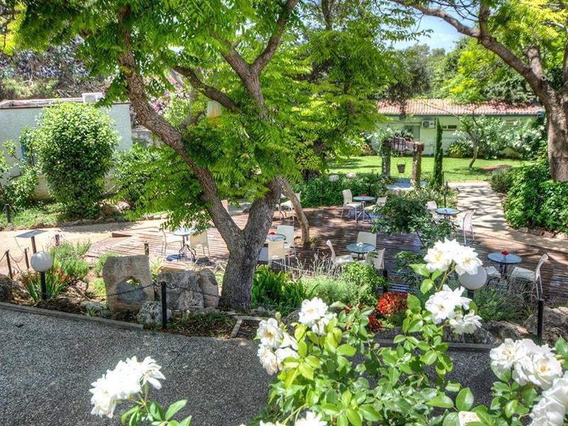 Travel Hotel Gesher Haziv Bagian luar foto