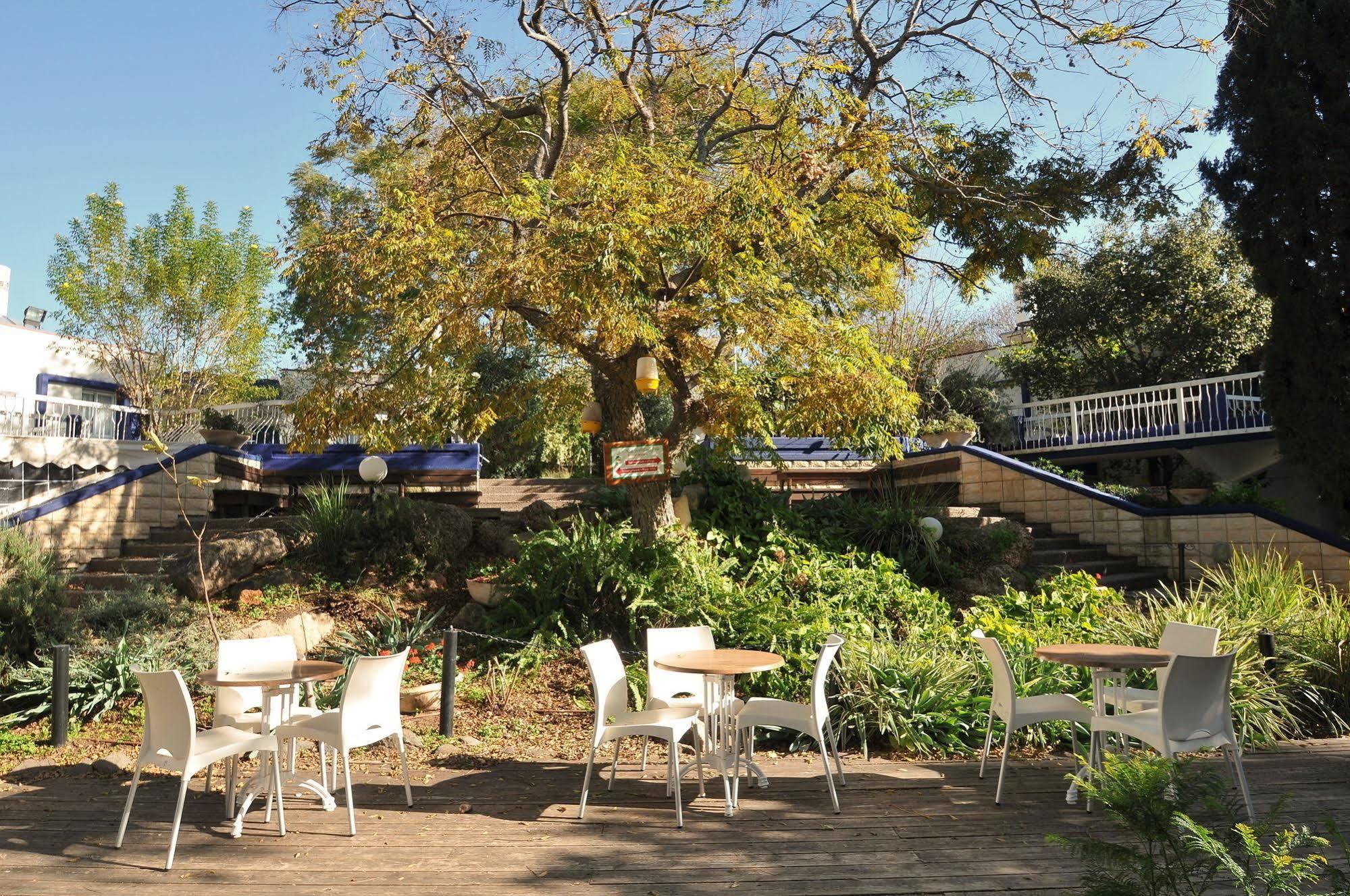 Travel Hotel Gesher Haziv Bagian luar foto