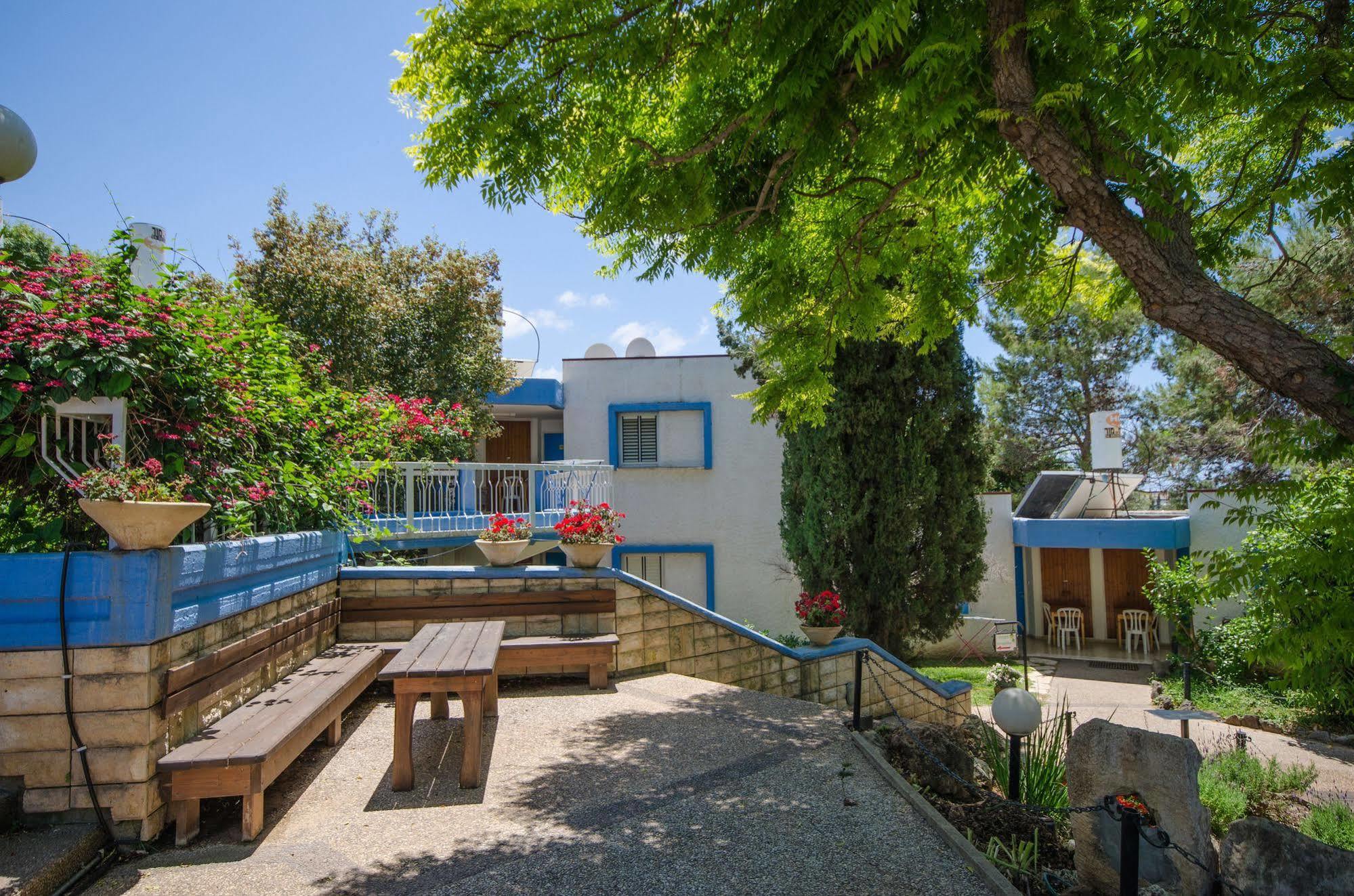 Travel Hotel Gesher Haziv Bagian luar foto